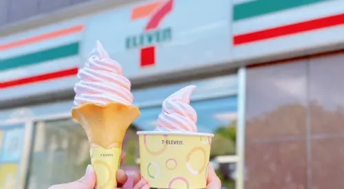7-11開吃「水蜜桃牛奶霜淇淋」拚全家!楊枝甘露冰沙搶手搖飲商機 ▲超商7-11最新「水蜜桃牛奶霜淇淋」,還推「楊枝甘露水果冰沙」搶攻手搖飲料商機,酷聖石複合店也聯名《怪物彈珠》芒果草莓冰淇淋。力拚全家便利商店聯名Xpark水族館「海鹽檸檬霜淇淋」。(圖/7-ELEVEN提供)