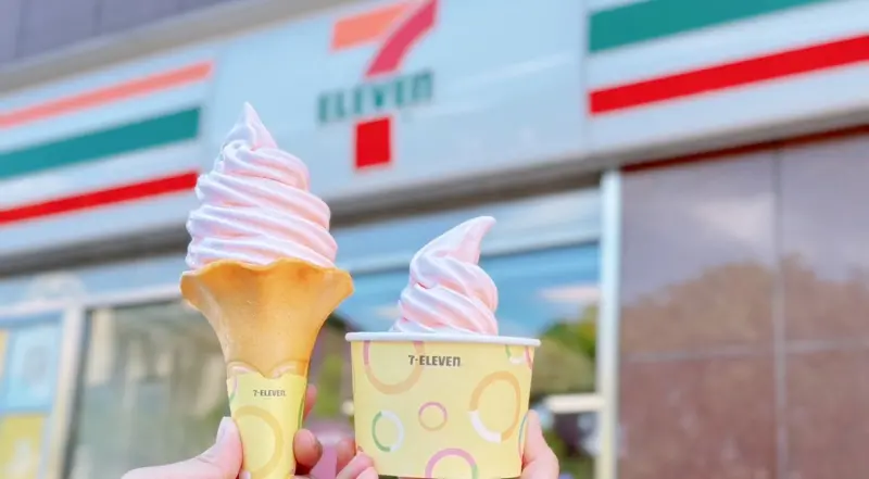 ▲超商7-11水蜜桃牛奶霜淇淋「買一送一」，還推「楊枝甘露水果冰沙」搶攻手搖飲料商機，酷聖石複合店也聯名《怪物彈珠》芒果草莓冰淇淋。力拚全家便利商店聯名Xpark水族館「海鹽檸檬霜淇淋」。（圖／7-ELEVEN提供）