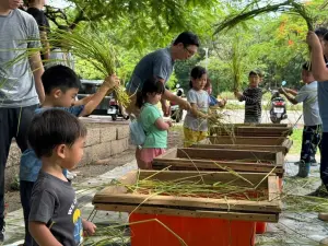 ▲高雄市野鳥協會不定期舉辦水稻收割體驗活動。（圖／高市府觀光局提供）