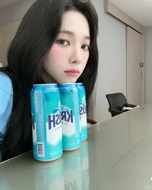 Karina擁有精緻五官及窈窕身材,如同電腦特效一般完美,號稱是「真人AI」 ▲Karina擁有精緻五官及窈窕身材,如同電腦特效一般完美,號稱是「真人AI」。(圖/KarinaIG)