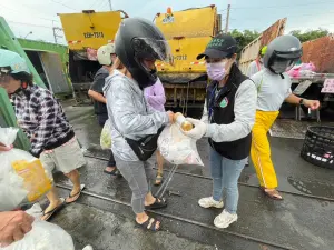 ▲垃圾收運定點破袋檢查是否依規定資源分類。（圖／屏東縣府提供）