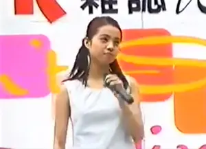 ▲蔡依林在歌友會上除了唱歌還和歌迷玩遊戲。(圖/報時光|老派收藏臉書) ▲蔡依林在歌友會上除了唱歌還和歌迷玩遊戲。(圖/報時光|老派收藏臉書)