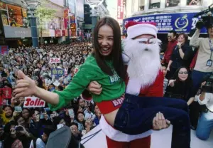 ▲蔡依林當年只要在西門町辦活動,行人徒步區都被歌迷擠得水洩不通,圖為她2000年12月24日舉行第三張專輯《Show Your Love》簽唱會。(圖/張哲生臉書授權提供) ▲蔡依林當年只要在西門町辦活動,行人徒步區都被歌迷擠得水洩不通,圖為她2000年12月24日舉行第三張專輯《Show Your Love》簽唱會。(圖/張哲生臉書授權提供)