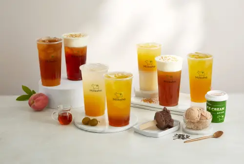 獨家/手搖飲「迷客夏」明漲價!「神級飲料」貴5元 新菜單曝光 ▲剛撐過5月報稅季,民眾的荷包又要變瘦了!手搖飲料「迷客夏」將於明(12)日起漲價,「神級飲料」娜杯紅茶貴上5元,還有冬瓜麥茶、冰萃檸檬、娜杯紅茶拿鐵也都變貴5元,全新菜單曝光。(圖/迷客夏提供)