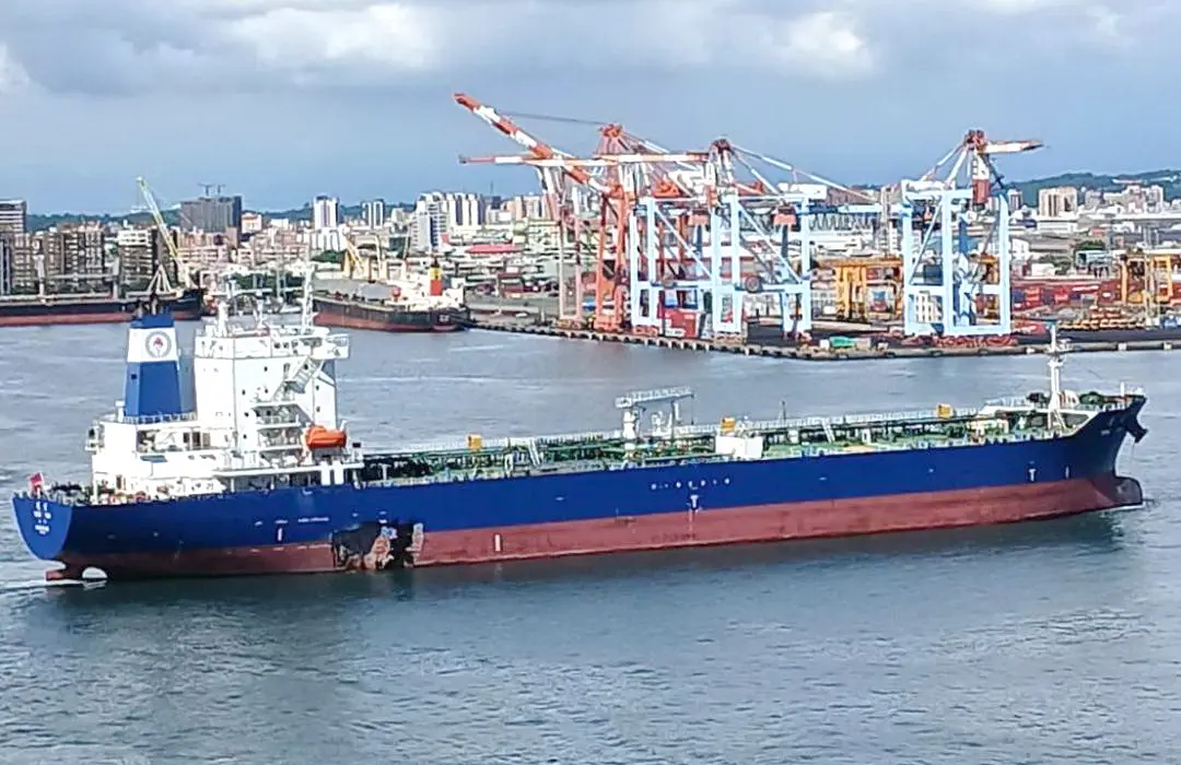 ▲台灣中油公司所有我國籍通運輪移泊至台灣國際造船公司87號碼頭靠泊進行檢查。(圖／高雄港務分公司提供)