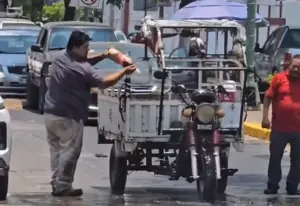 機車起火駕駛急忙潑水！路人男手持「大罐可樂」支援：一噴火滅了
