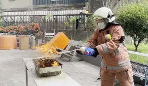 新竹消防隊過去也曾實測使用可樂滅火，但可樂的噴射方向不易控制、容量也不夠大。 （圖／翻攝臉書專頁「新竹市消防局」）