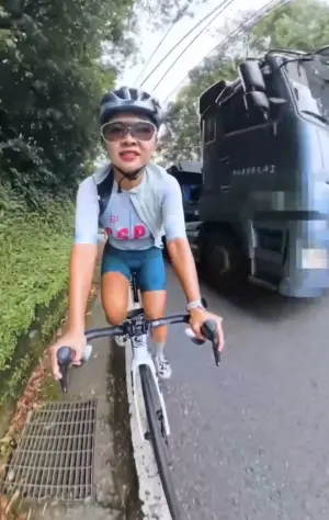 ▲曳引車行經北宜公路時,意外擦撞單車,導致網紅伊娃摔車。(圖/番社畫面) ▲曳引車行經北宜公路時,意外擦撞單車,導致網紅伊娃摔車。(圖/番社畫面)