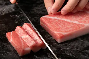 《順億鮪魚專賣店》隸屬於隆順漁業集團,從高雄前鎮漁港起家,在全台擁有19家直營門市。(圖/順億提供 ▲《順億鮪魚專賣店》隸屬於隆順漁業集團,從高雄前鎮漁港起家,在全台擁有19家直營門市。(圖/順億提供)
