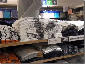 ▲店員使用「摺衣神技」,讓鳴仁與佐助直接在貨架上顯現。(圖/翻攝X平台) ▲店員使用「摺衣神技」,讓鳴仁與佐助直接在貨架上顯現。(圖/翻攝X平台)