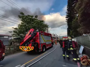 新北烤漆工廠驚傳火警！鐵皮建築竄大量黑濃煙　消防員緊急灌救
