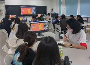 內湖高中、高雄市鳳山高中合作開設跨校遠距課程。 ▲台北市內湖高中、高雄市鳳山高中合作開設跨校遠距課程。(圖/教育部提供)