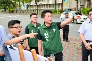 ▲李柏毅也在現場向高市府與國防部喊話,現在正是左營發展的機會,若有相關需求歡迎各單位提出,一起把建設做到最好。(圖/立委李柏毅辦公室提供) ▲李柏毅也在現場向高市府與國防部喊話,現在正是左營發展的機會,若有相關需求歡迎各單位提出,一起把建設做到最好。(圖/立委李柏毅辦公室提供)