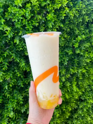 CoCo鳳梨可樂達「第二杯10元」!外送珍奶也10元 星巴克買一送一 ▲CoCo週三好友日一日限定,鳳梨可樂達「第二杯10元」。(圖/CoCo都可提供)