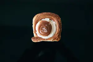 紙巾吐司之外,The Truffle Bakery也帶來其他招牌商品,像是焦糖海鹽口味倫敦麵包London Bun。(圖/台北晶華提供) ▲紙巾吐司之外,The Truffle Bakery也帶來其他招牌商品,像是焦糖海鹽口味倫敦麵包London Bun。(圖/台北晶華提供)