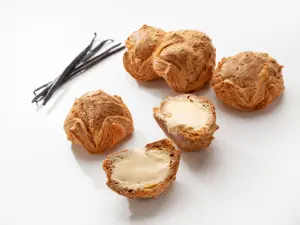 「HOME MOM Bakery後媽家」獨創以零食小泡芙的概念延伸而成的千層「極致香草女王泡芙」。(圖/HOME MOM Bakery提供) ▲「HOME MOM Bakery後媽家」獨創以零食小泡芙的概念延伸而成的千層「極致香草女王泡芙」。(圖/HOME MOM Bakery提供)