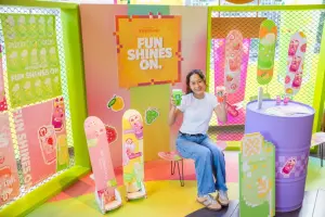 ▲歡慶星沁爽新口味登場，星巴克台北時代門市有「FUN SHINES ON !」限定拍照打卡裝置。（圖／翻攝自星巴克官網）