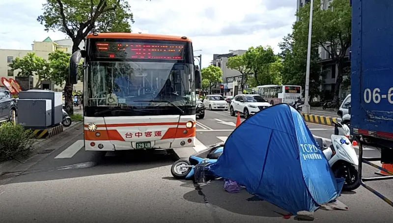 ▲台中潭子中山路二段今（12）日上午7時許發生死亡車禍，73歲的鮑姓老翁遭聯結車當場輾斃。（圖／翻攝記者爆料網）