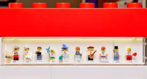 ▲高雄萬豪酒店推出「LEGO」住房專案，將贈全台首座「樂高®迷你人偶工廠」體驗兌換券，房客持券可至義享時尚廣場2樓樂高®「未來概念店」，DIY設計「個人上身」與「姓名磚塊」，訂製獨一無二的樂高®人偶。（圖／高雄萬豪提供）