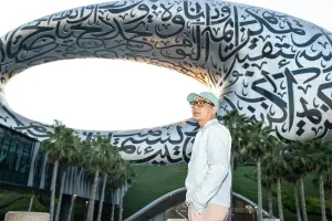 ▲張信哲成為華人第一位站上杜拜開演唱會的歌手,坦言當初接獲邀請也是難以置信。(圖/潮水音樂) ▲張信哲成為華人第一位站上杜拜開演唱會的歌手,坦言當初接獲邀請也是難以置信。(圖/潮水音樂)