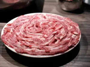 牛五蔵主打全台唯一使用嚴選黑母肉牛,並有溫體牛冷藏物流專車,牛肉每日新鮮直送。(圖/記者葉盛耀攝) ▲牛五蔵主打全台唯一使用嚴選黑母肉牛,並有溫體牛冷藏物流專車,牛肉每日新鮮直送。(圖/記者葉盛耀攝)