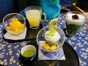 ▲甜點與飲品，左起：柚香芒果豆腐冰淇淋、鮮榨鳳梨苦瓜汁、靜岡抹茶巴菲、抹茶蕨餅奶蓋。（圖／記者蕭涵云攝）