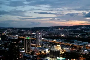 晚上的時候,也可以看到台中市夜景,一覽無遺。(圖/記者葉盛耀攝) ▲晚上的時候,也可以看到台中市絢爛夜景,一覽無遺。(圖/記者葉盛耀攝)