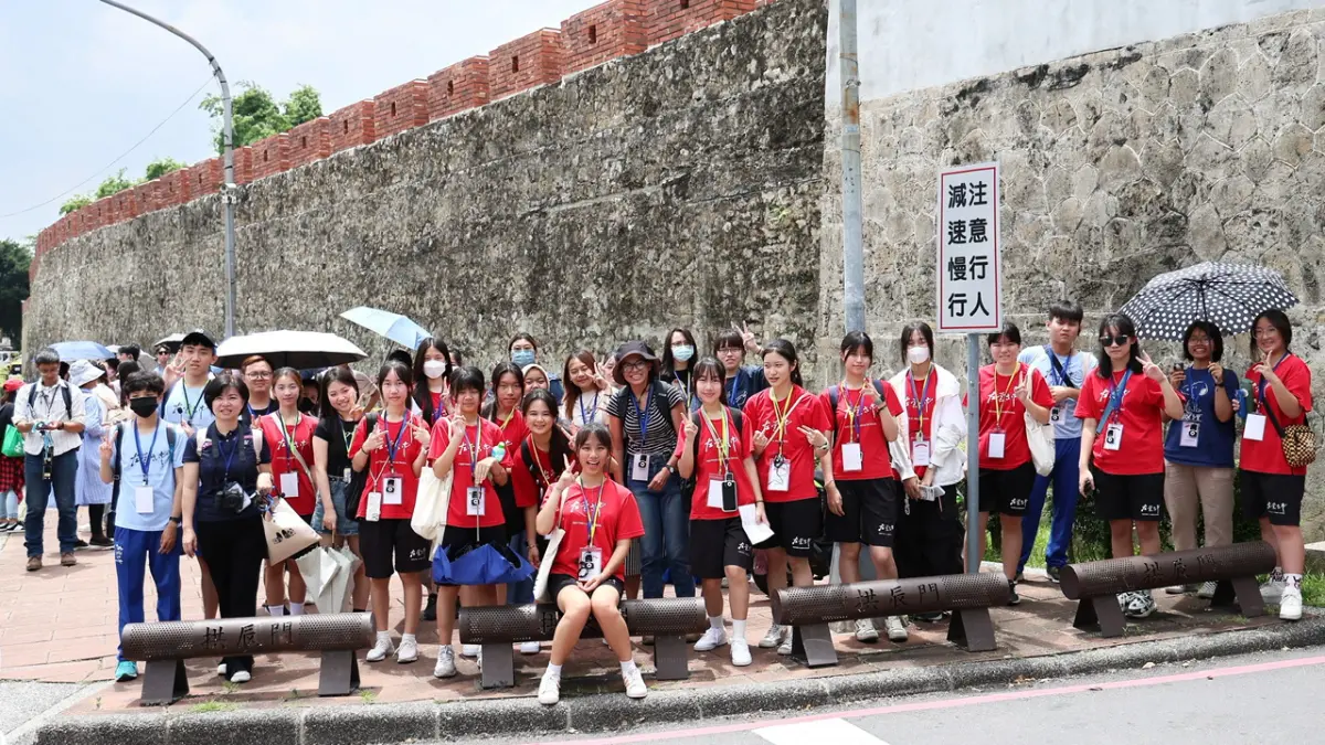 ▲左營高中執行「大手牽小手」計畫已邁入第三年，外籍生在左營高中學生帶領下，進行左營地景文化英文導覽活動。（圖／高市府教育局提供）