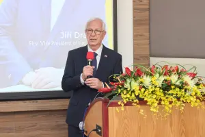 捷克參議院副議長讚台「不斷進步」 鼓勵政大學子參與國家大事