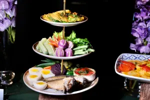 前菜「香酥鯖魚鮮蔬蟹膏塔」源自於拉瑪五世朱拉隆功國王時期的皇家美食「Miang Pla Too」,曾獲米其林評鑑員推選為「年度十大推薦泰國菜第一名」。(圖/記者葉盛耀攝) ▲前菜「香酥鯖魚鮮蔬蟹膏塔」源自於拉瑪五世朱拉隆功國王時期的皇家美食「Miang Pla Too」,曾獲米其林評鑑員推選為「年度十大推薦泰國菜第一名」。(圖/記者葉盛耀攝)