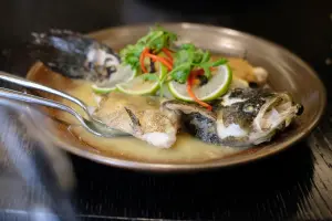 「清蒸檸檬筍殼魚」選用有泰國國寶魚之稱的鮮活筍殼魚,以香菜根、大蒜、椰糖、泰國辣椒、檸檬汁、魚露等添味。(圖/記者葉盛耀攝) ▲「清蒸檸檬筍殼魚」選用有泰國國寶魚之稱的鮮活筍殼魚,以香菜根、大蒜、椰糖、泰國辣椒、檸檬汁、魚露等添味。(圖/記者葉盛耀攝)