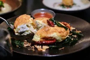 蟹肉烘蛋裡,吃得到飽滿地鮮拆蟹肉。(圖/記者葉盛耀攝) ▲蟹肉烘蛋裡,吃得到飽滿地鮮拆蟹肉。(圖/記者葉盛耀攝)