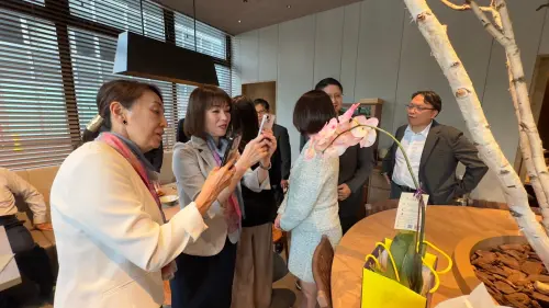 ▲北海道議員們對台南的蘭花非常感興趣。(圖/台南市政府提供) ▲北海道議員們對台南的蘭花非常感興趣。(圖/台南市政府提供)