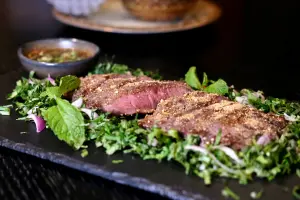 「碳烤澳洲M9和牛佐泰式香料沙拉」其實就是我們熟知的泰北菜「瀑布牛」,但是做的是奢華版,且更噴香爽口。(圖/記者葉盛耀攝) ▲「碳烤澳洲M9和牛佐泰式香料沙拉」其實就是我們熟知的泰北菜「瀑布牛」,但是做的是奢華版,且更噴香爽口。(圖/記者葉盛耀攝)