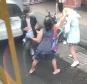 台中傳隨機攻擊！女大生等公車遭6旬婦甩巴掌　目擊民眾緊急相救
