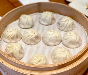鼎泰豐漲價!小籠包每顆貴3元、排骨蛋炒飯飆破300元 小菜漲更兇 ▲「小籠包」每顆貴3元,如今一籠10顆的價格為280元。(圖/記者蕭涵云攝)