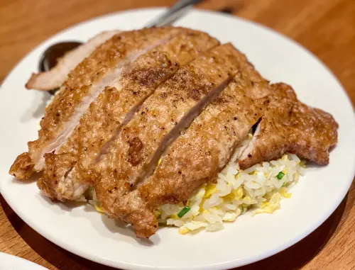 ▲鼎泰豐的「排骨蛋炒飯」售價310元，其實也有提供小份或半份的。（圖／記者蕭涵云攝）