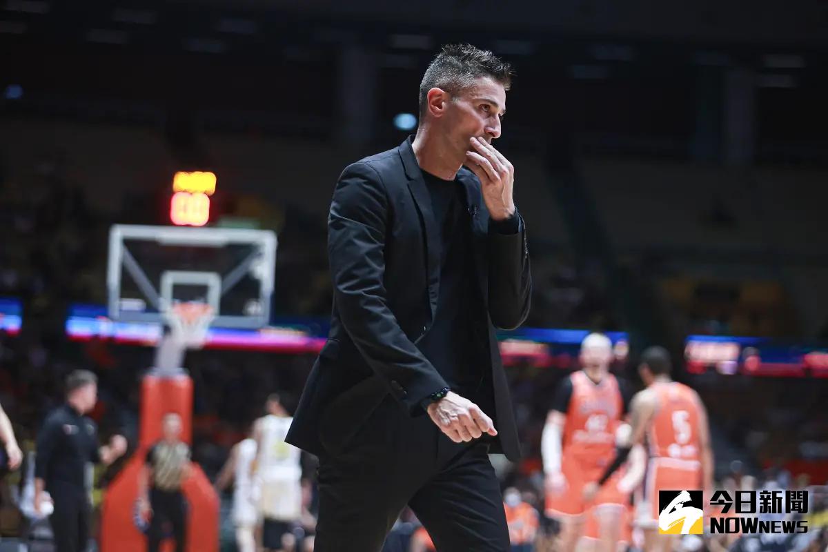 ▲桃園領航猿以18勝6敗成績奪下龍頭寶座，直接晉級總冠軍賽。然而，關於總冠軍賽主場安排的爭議，卻在賽後引爆火藥庫。領航猿總教練卡米諾斯對可能喪失主場優勢一事大為不滿，痛批聯盟安排「不尊重球隊」。（圖／記者葉政勳攝 ）