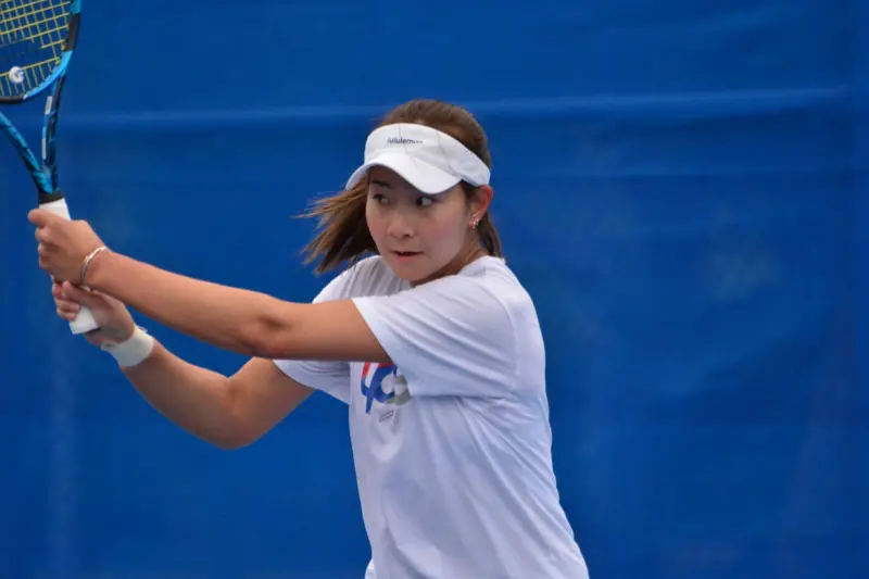 ▲台灣網球好手曹家宜日前在紐西蘭參加WTA ASB Classic賽事，賽內檢測時，被國際網球誠信機構（ITIA）驗出檢體含甲基麻黃鹼的禁藥成分。儘管驗出此類藥品並不會強制禁賽，曹家宜仍然在3月1日自請停賽，全力配合調查。（圖／翻攝自曹家宜臉書）