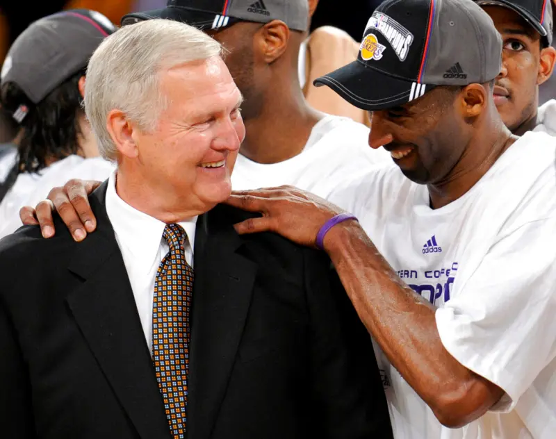 ▲NBA傳奇名將Jerry West（左）驚傳去世消息，過去他擔任洛杉磯湖人總管時期，曾交易來Kobe Bryant（右），他也在75大球星拍照時，要把位置留給他。（圖／美聯社／達志影像）