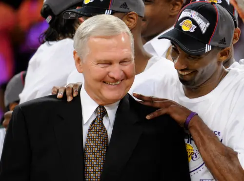 ▲NBA傳奇名將Jerry West（左）今（12）日驚傳去世消息，過去他擔任洛杉磯湖人總管時期，曾交易來Kobe Bryant（右）。（圖／美聯社／達志影像）