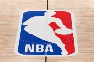 NBA一代名將,傳奇人物Jerry West於美國時間今晨上午去世,享年86歲。West雖然是九零年代中期的球星,球員生涯距離現在已經有一段時間,但他優雅的打球風格,被認為是NBA指標性球員,也是著名的「LOGO MAN」,NBA以他的運球為剪影創造LOGO。(圖/美聯社/達志影像) ▲NBA一代名將,傳奇人物Jerry West於美國時間今晨上午去世,享年86歲。West雖然是九零年代中期的球星,球員生涯距離現在已經有一段時間,但他優雅的打球風格,被認為是NBA指標性球員,也是著名的「LOGO MAN」,NBA以他的運球為剪影創造LOGO。(圖/美聯社/達志影像)