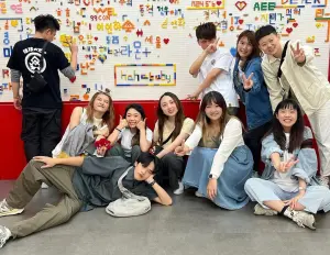 ▲二伯曬出員工大合照,積極尋求業務合作。(圖/二伯IG) ▲二伯曬出員工大合照,積極尋求業務合作。(圖/二伯IG)