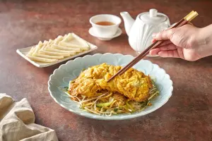老北京傳統菜餚「合菜戴帽」是將滿滿新鮮的鮮菜絲以大火快炒,再加上金黃烘蛋。(圖/六福萬怡提供) ▲老北京傳統菜餚「合菜戴帽」是將滿滿新鮮的鮮菜絲以大火快炒,再加上金黃烘蛋。(圖/六福萬怡提供)