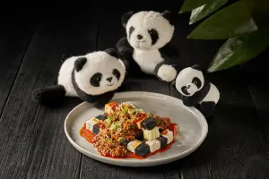 「熊貓麻婆辣豆腐」以自製黑色豆腐,交錯白豆腐勾勒熊貓顏色,再搭配20種以上香料製成的獨家麻辣醬。(圖/六福萬怡提供) ▲「熊貓麻婆辣豆腐」以自製黑色豆腐,交錯白豆腐勾勒熊貓顏色,再搭配20種以上香料製成的獨家麻辣醬。(圖/六福萬怡提供)