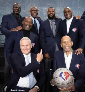 ▲NBA傳奇名將Jerry West昨(12)日以86歲的年紀過世,讓不少球星惋惜,他也在過去活動中,把傳奇球星位置留給Kobe Bryant。(圖/美聯社/達志影像) ▲NBA傳奇名將Jerry West昨(12)日以86歲的年紀過世,讓不少球星惋惜,他也在過去活動中,把傳奇球星位置留給Kobe Bryant。(圖/美聯社/達志影像)
