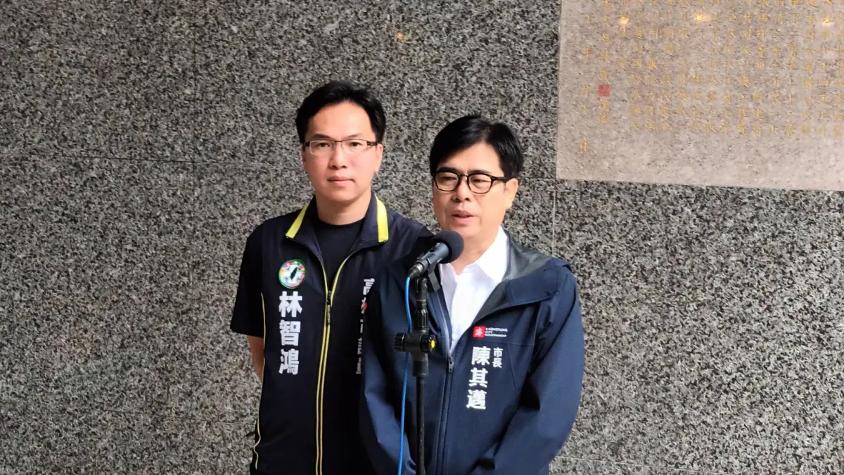 ▲近期COVID-19疫情升溫，高雄市長陳其邁今天也提醒大家，疫苗還是最有效的工具，呼籲大家盡速補打XBB疫苗，才能增加保護力。（圖／記者郭凱杰攝）