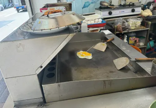 早餐店業者表示,洗選盤裝雞蛋一箱進價仍在800多元,產地降價仍未反應到市場。(圖/記者鍾怡婷攝) ▲早餐店業者表示,洗選盤裝雞蛋一箱進價仍在800多元,產地降價仍未反應到市場。(圖/記者鍾怡婷攝)