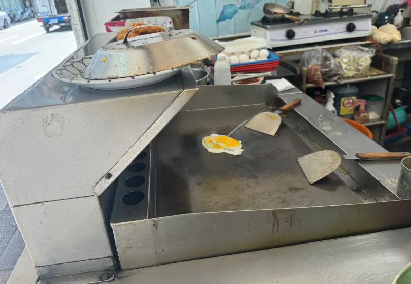 ▲早餐店近日因為「蛋價下跌、加蛋卻沒降價」遭到民眾檢討，引起一波社群話題。（圖／記者鍾怡婷攝）