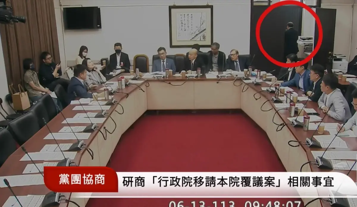 ▲民進黨黨團總召柯建銘卻意外被抓包在立法院內抽菸，遭到台北市議員柳采葳檢舉，柳采葳表示，柯建銘已經是累犯是慣犯。（圖／柳采葳提供）